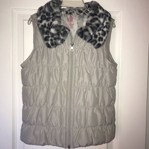 Grey puffy vest with fur collar. Kids size M